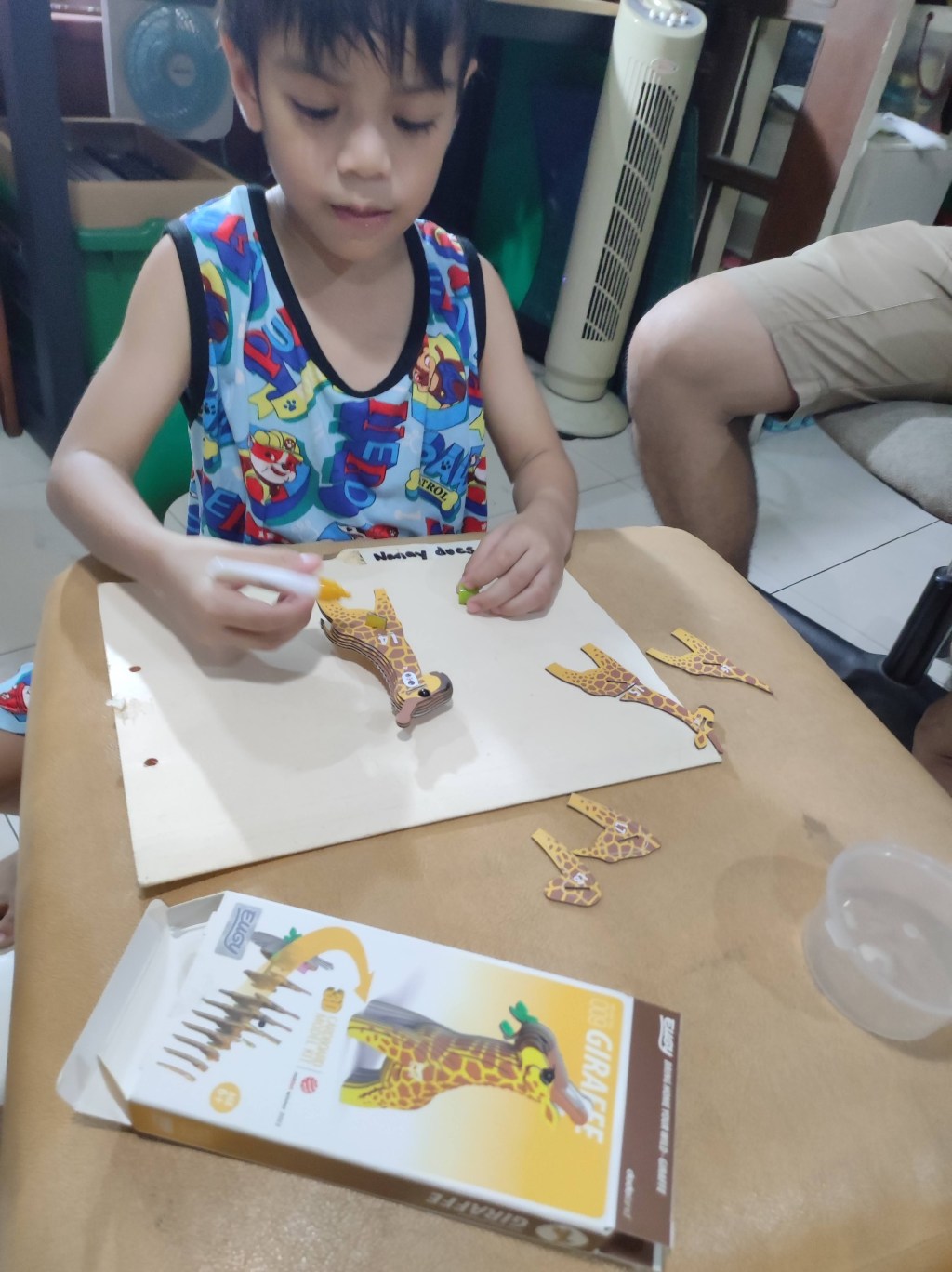 Finishing the paper&nbsp;giraffe